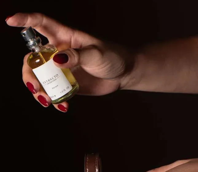 Mano sosteniendo un extracto PARFUM SHOP